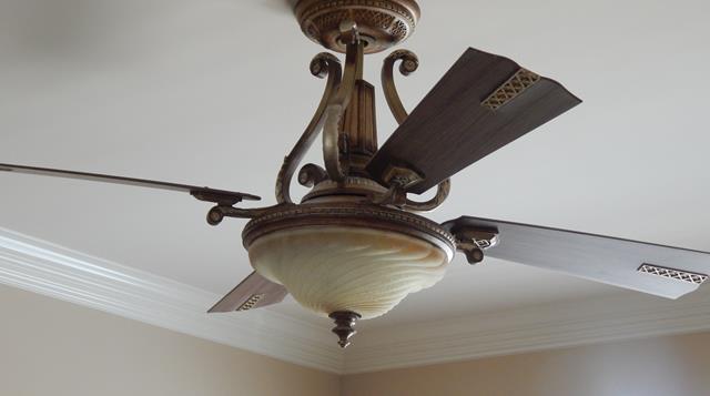 wood-frosted-swirl-light-ceiling-fan